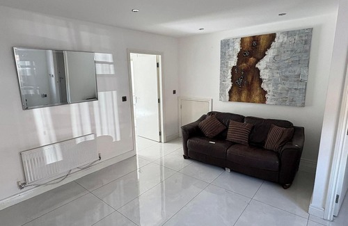 Manchester House | House - Sleeps 5, Private Parking & Pets Allowed