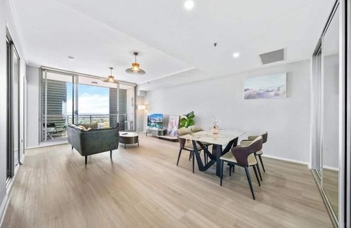 St. Leonards Apartment | Doorstep to Metro & Iconic Harbour Bridge View