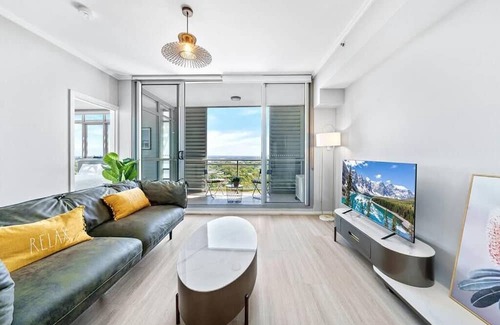 St. Leonards Apartment | Doorstep to Metro & Iconic Harbour Bridge View