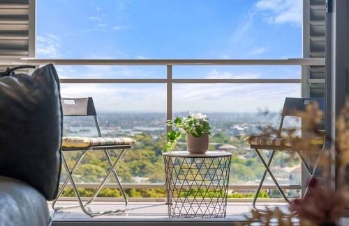 St. Leonards Apartment | Doorstep to Metro & Iconic Harbour Bridge View