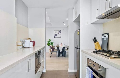 St. Leonards Apartment | Doorstep to Metro & Iconic Harbour Bridge View