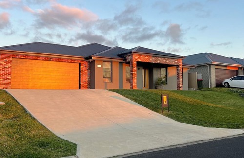 Kelso House | Marsden Estate Home. 10 minutes from Mount Panorama
