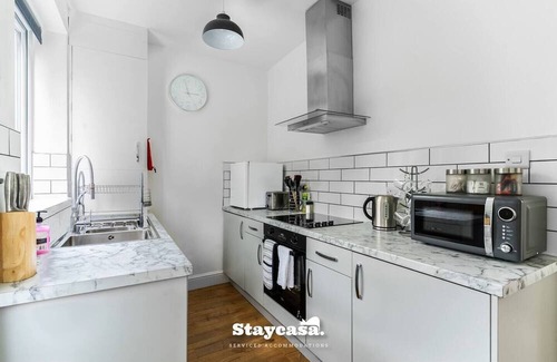 Offerton House | Spacious 2BR Home w/Garden | 2-Min Walk to Town