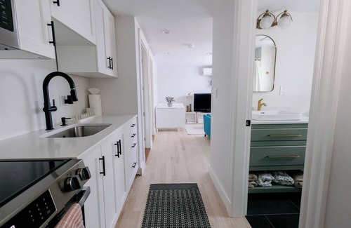 Beverly Apartment | Charming 2-bedroom apartment in beautiful Beverly with AC