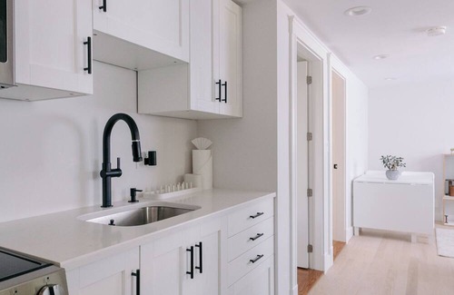 Beverly Apartment | Charming 2-bedroom apartment in beautiful Beverly with AC