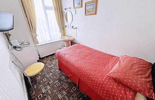 Cleethorpes Hotel | 55 Clee Road, Cleethorpes, Spacious Guest House by Sea