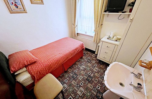 Cleethorpes Hotel | 55 Clee Road, Cleethorpes, Spacious Guest House by Sea