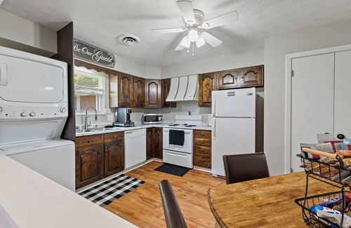 Shoals Apartment | CLEAN 2-bedroom cozy apartment Huntington. Spacious and accomodating!