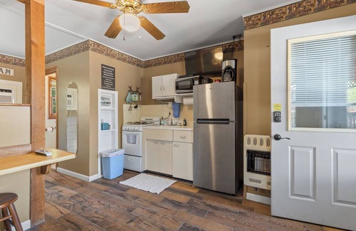 Diamond City Cabin | 1bd/1bath cabin with beautiful views of Bull Shoals Lake in a quiet, peaceful area.