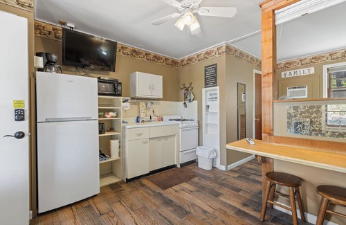 Diamond City Cabin | Cabin 3- 1bd/1bath with beautiful views of Bull Shoals Lake.