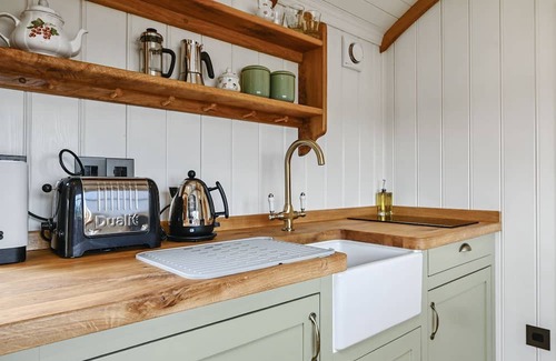 Rye Cabin | Pelsham View - sleeps 2 guests in 1 bedroom