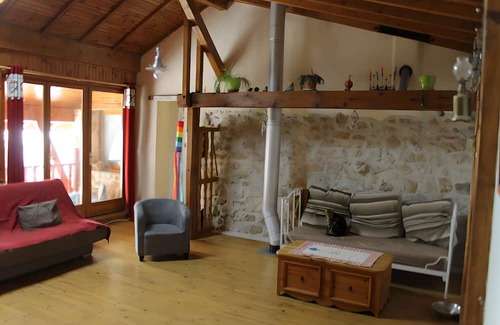 Hotonnes Bed & Breakfast | Bed and Breakfast 'Chez Louve Bleue - Côté Jardin' with Mountain View, Shared Terrace and Wi-Fi