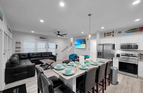Port Bolivar House | 3 Beachfront Houses! 3 Heated Pools! Sleeps 80! Weddings & Events Welcome! Pets!