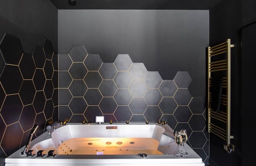 Le Soleil Apartment | Suite Balnéo/Hammam Noire et Or