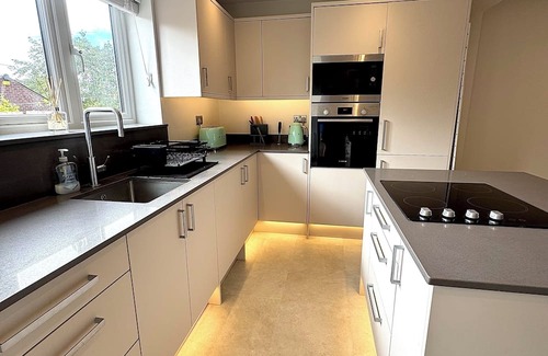 Acresford House | Modern 2-bed house, Coventry with EV charger