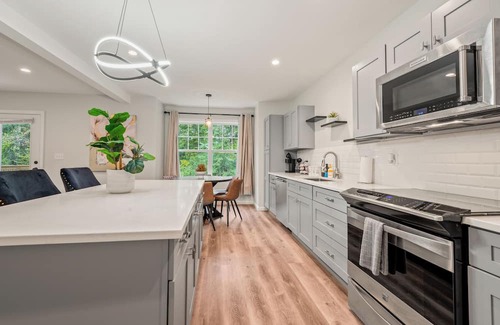Bloomfield House | Family-Friendly Retreat - Sleeps 20 in Bloomfield, CT