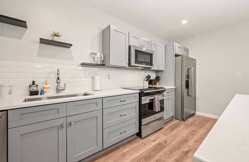 Bloomfield House | Family-Friendly Retreat - Sleeps 20 in Bloomfield, CT