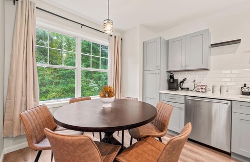 Bloomfield House | Family-Friendly Retreat - Sleeps 20 in Bloomfield, CT