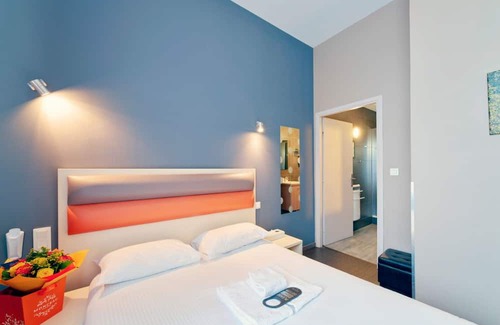 Contades Hotel | 5 Minutes by Foot Away From The National University Library! Pets Are Welcome!