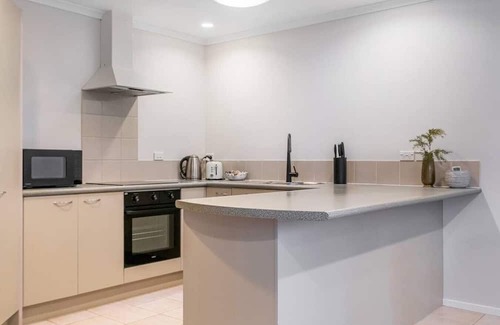 Oteha Apartment | 5 Sunvista Ave, Oteha, Auckland 0632