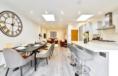 Tokyngton House | Stylish Wembley Home + Garden & Parking