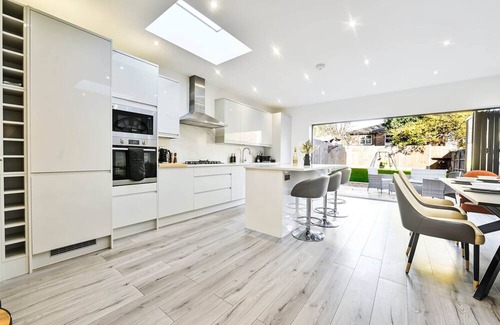 Tokyngton House | Stylish Wembley Home + Garden & Parking