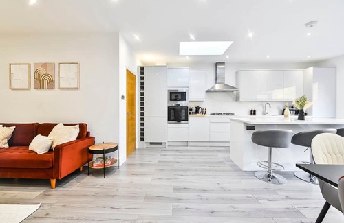 Tokyngton House | Stylish Wembley Home + Garden & Parking