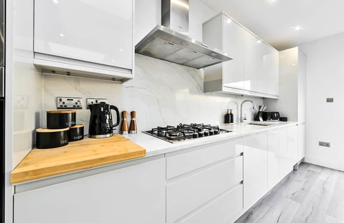 Tokyngton House | Stylish Wembley Home + Garden & Parking