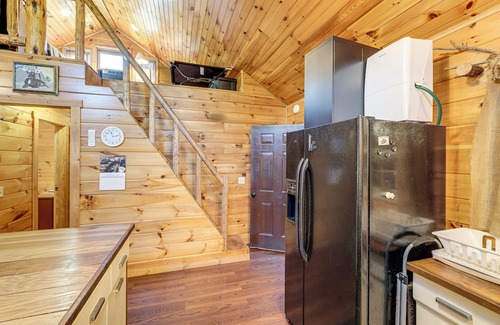 Palestine Cabin | Rustic, Woodsy Cabin in Palestine w/Pool Table!