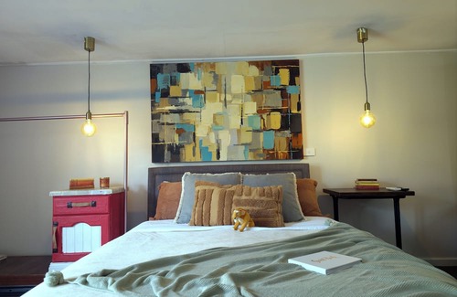 Frog Rock Apartment | The Burrow Guest Suite at Resteasy Farmstay