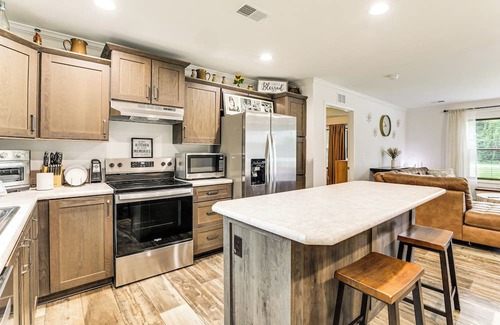 Russellville House | Dog Friendly, Screened Porch: St Stephen Retreat!