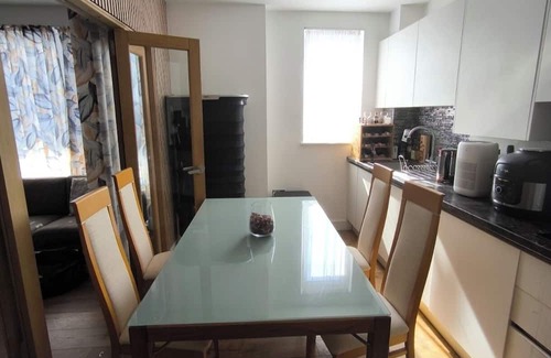 Feltham North Apartment | Cosy apartment near Heathrow