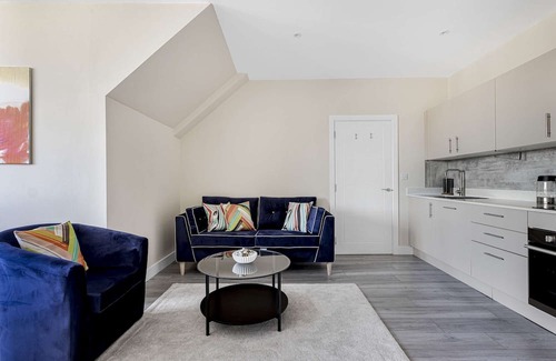 Sutton Apartment | City Service Lets | Large Cheam 1 Bed with Parking | Long Stays Welcome