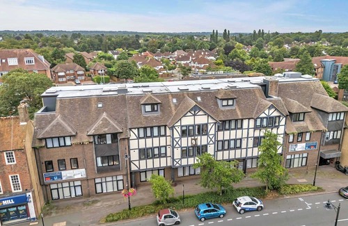 Sutton Apartment | City Service Lets | Large Cheam 1 Bed with Parking | Long Stays Welcome