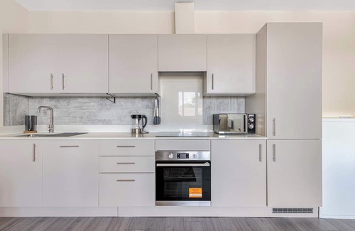 Sutton Apartment | City Service Lets | Large Cheam 1 Bed with Parking | Long Stays Welcome