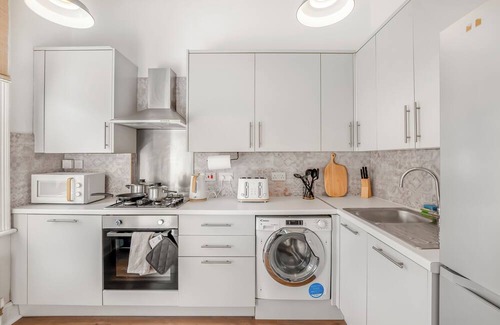 Croham Apartment | Stylish 1BR Flat|Terrace|Free Parking|Rail Station