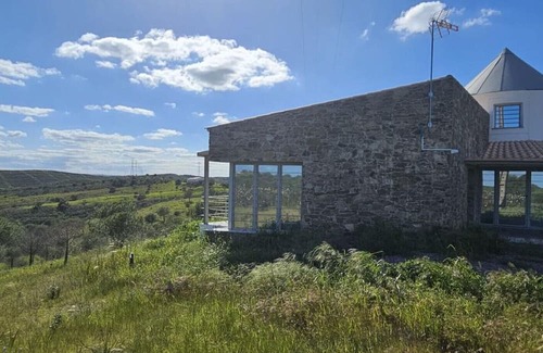 Alcoutim House | Country House 'Moinho' with Mountain View, Wi-Fi, and Air Conditioning