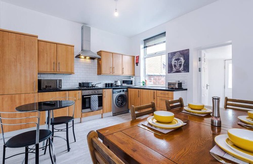Chorley House | Ideal For Contractors or Holidays - Chorley House with Free Parking