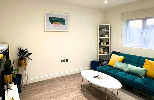 Burnt Oak Apartment | Charming 3-bedroom apartment in Edgware for a cozy stay