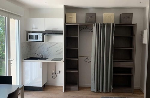 Hanvec Apartment | Studio Apartment '1' with Private Terrace, Shared Garden and Wi-Fi