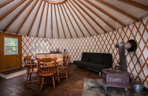 Saint-Etienne-De-Bolto Cabin | Ecological, intimate and immersive yurt: Le Lièvre