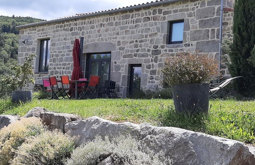 Roche House | Holiday Home 'La Clé Des Champs' with Mountain View, Private Terrace and Wi-Fi