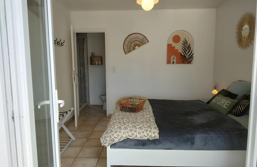 Saint-Martin-d'Ardeche Bed & Breakfast | Guest Room 'A L'ombre Des Amandiers - Room 3' with Shared Pool, Communal Garden and Wi-Fi