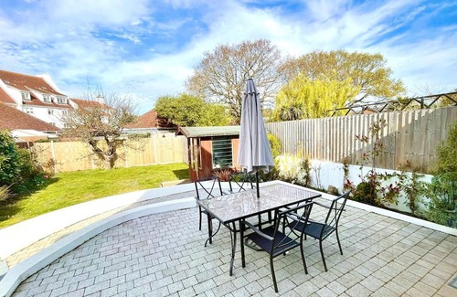 Hamworthy House | Sea Breeze - 4 bed family home near the beach in Poole Harbour