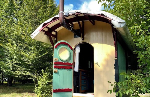 Vojnic House | Cozy shepherd's hut in an edible landscape on a permaculture farm