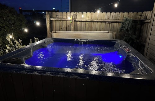 White Lake House | “Lakefront Chalet Retreat-Up North Feel, relax & rewind. Hot Tub and fireplace.”