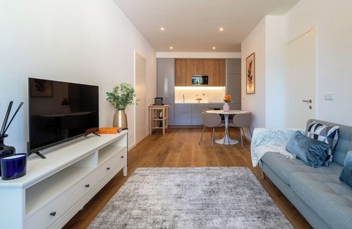 Leca da Palmeira Apartment | Sleek and Modern Flat w/Private Garage by HostWise
