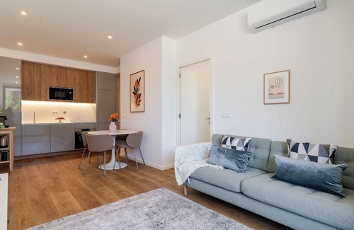Leca da Palmeira Apartment | Sleek and Modern Flat w/Private Garage by HostWise