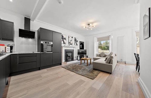 Hawick Apartment | Comfortable 4 Bedroom Apartment - Hawick