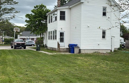 Manchester House | 3BR Fire Pit Near Hospitals & Arena Sleeps 6+ Full Kitchen & Parking